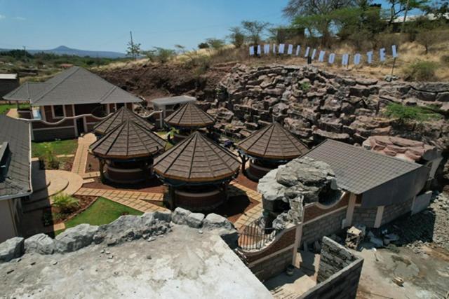 una vista aérea de un edificio con una pared de piedra en Mawimbi Jiko Hotel, en Taveta