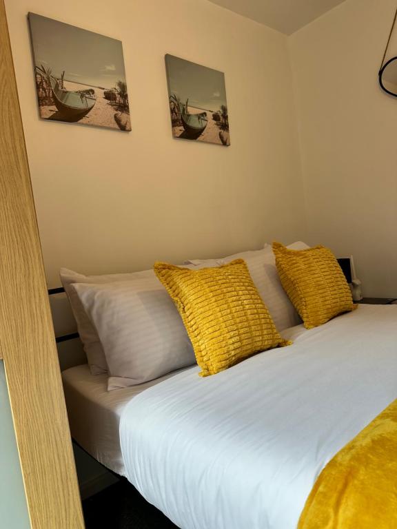 Postel nebo postele na pokoji v ubytování 2 Bedroom City Centre Apartment Free Secure Parking