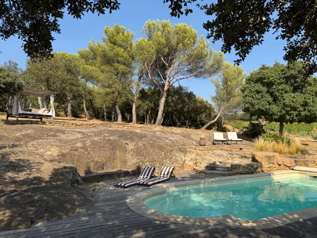 Πισίνα στο ή κοντά στο La Bergerie des Ocres, authentic & friendly villa
