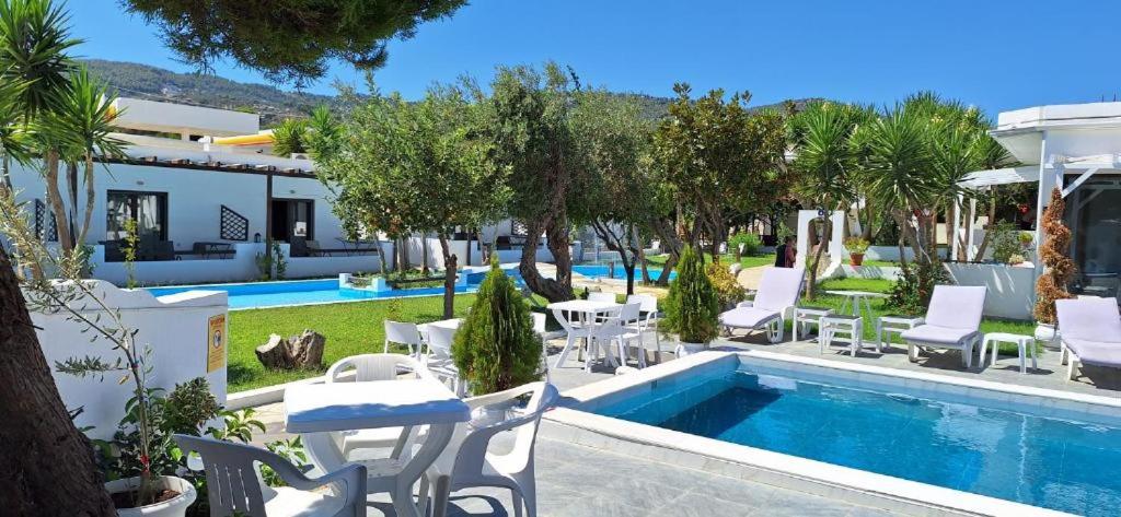 Bazén v ubytování Petite Economy Lodge nebo v jeho okolí