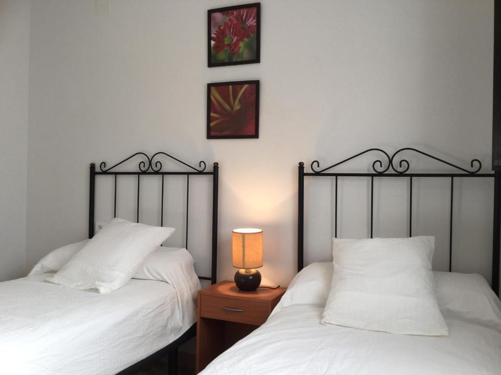 - 2 lits installés l'un à côté de l'autre dans une chambre dans l'établissement Velez Apartment, à Vélez de Benaudalla