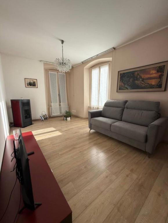 a living room with a couch and a television at Casa GILDA in Pisogne