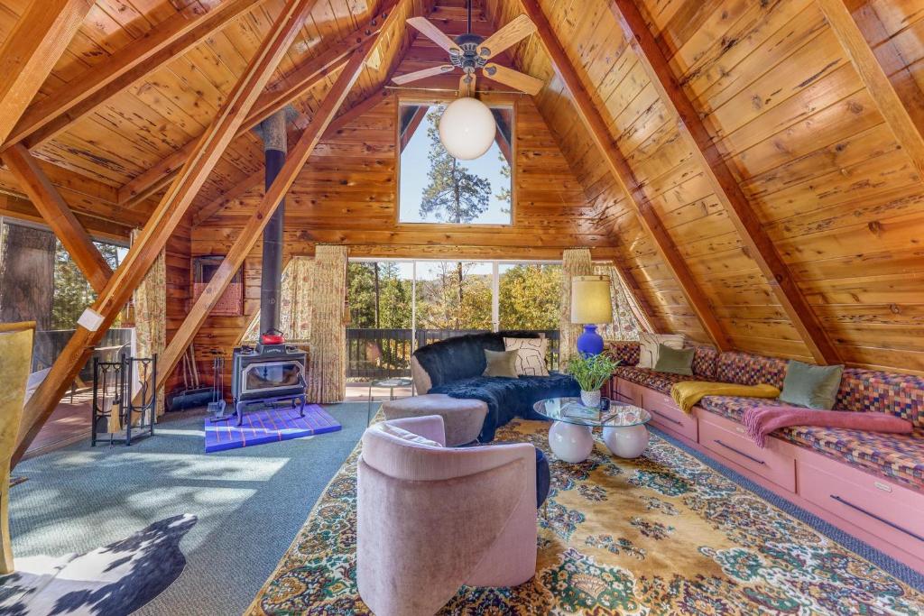 - un salon en rondins avec un plafond voûté dans l'établissement Sugar Pine Haus- A Frame Cabin w/ Hot Tub, à Yosemite Forks