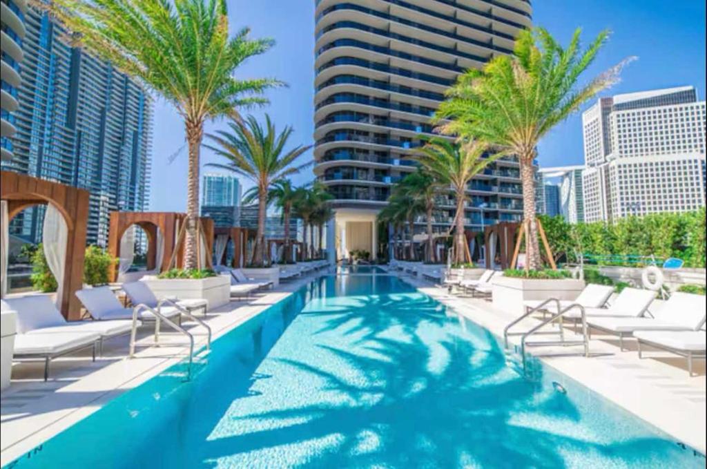Bazén v ubytování Suite SLS Lux Brickell City Views nebo v jeho okolí