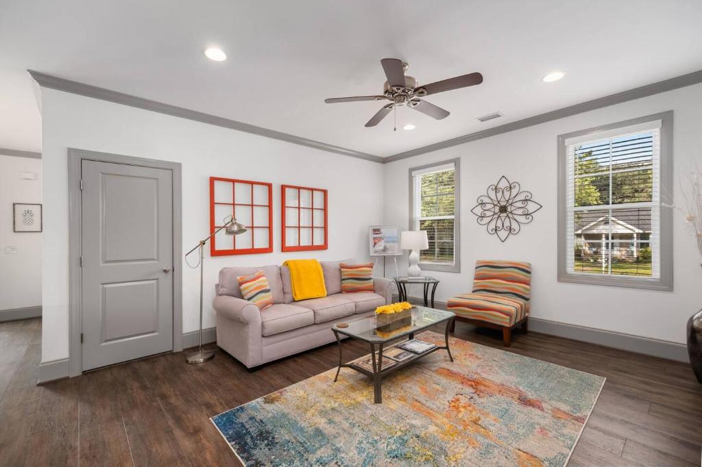 un salon avec un canapé et une table dans l'établissement James Island 1br Eco-haven Beachgolfdowntown!, à Charleston