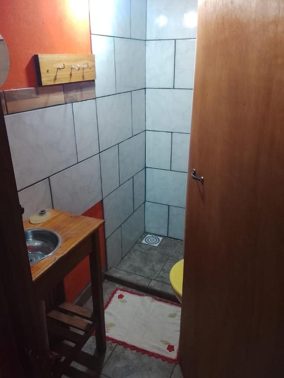 a bathroom with a sink and a toilet in it at El Callejón in Jardín América