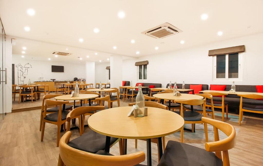 Χώρος καθιστικού στο Super Townhouse THE CINCO HOTEL NEAR ESI HOSPITAL ( SR NAGAR)