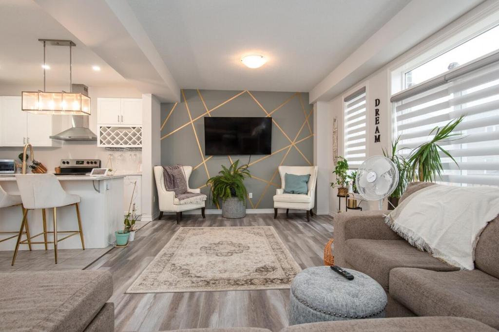 een woonkamer met een bank en een keuken bij Comfy 3 Bed woodstock Escape in Woodstock