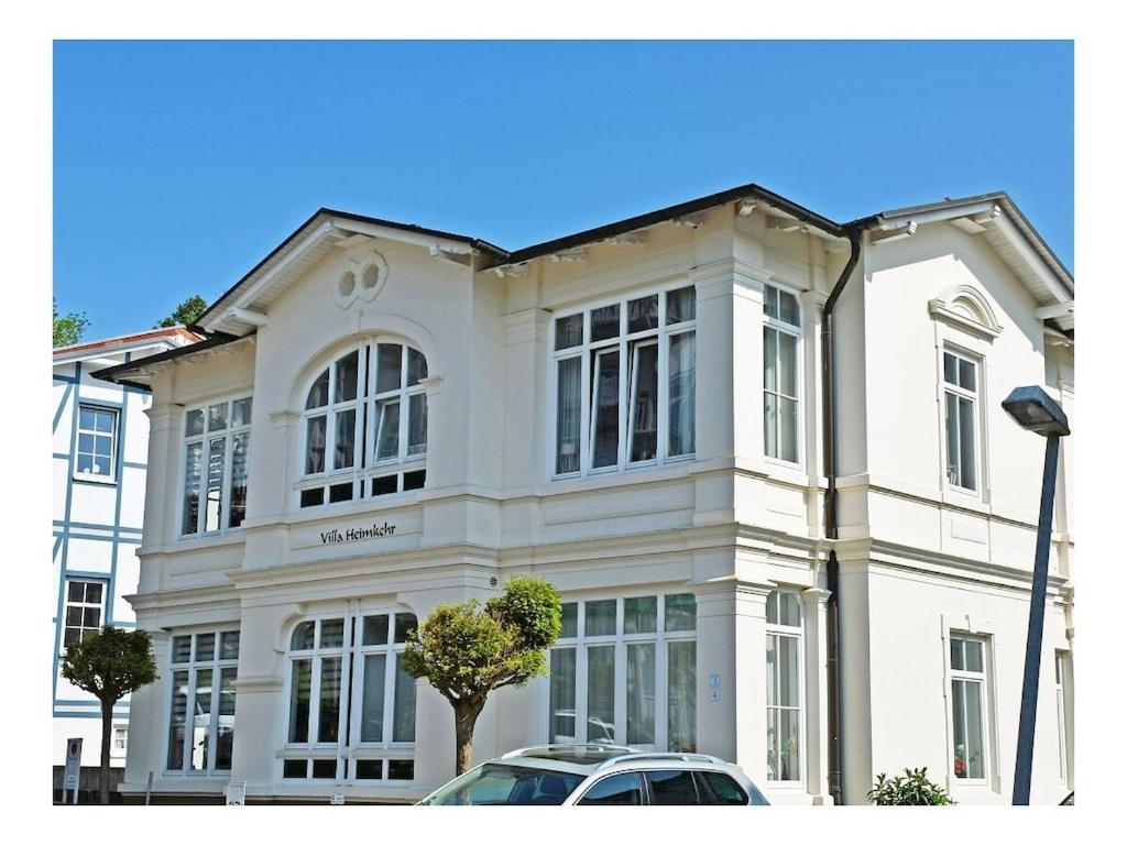 ゲーレンにあるVilla Heimkehr Apartment 10の前に車が駐車されている白い家