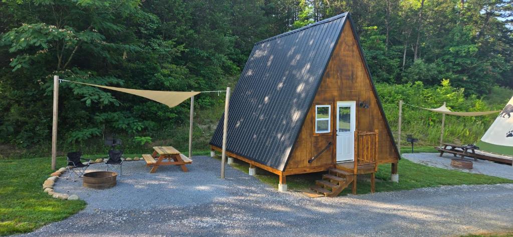 Tòa nhà nơi khu cắm trại tọa lạc