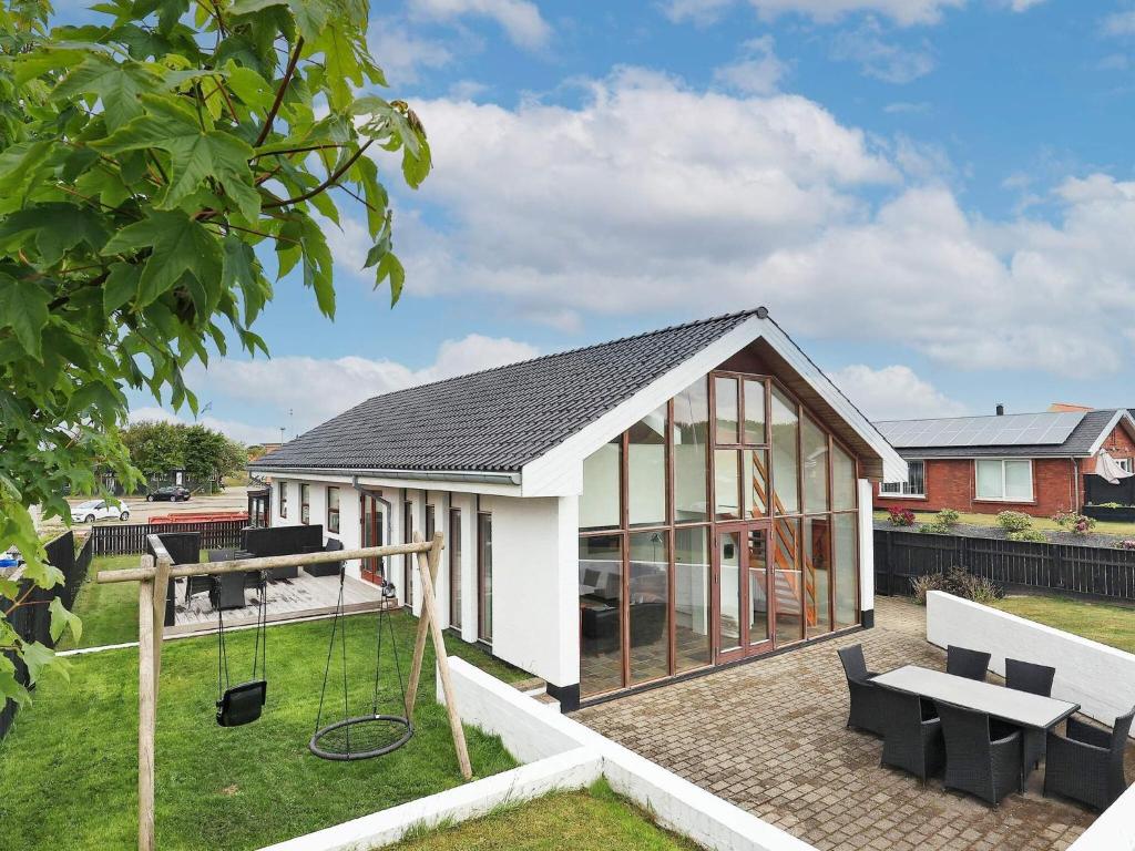 een huis met veel glas in de tuin bij 8-Person Home in Skagen-By in Skagen