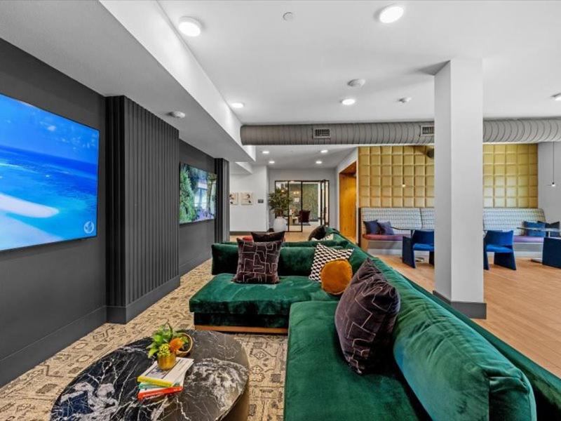 Et tv og/eller underholdning på Cozy Cityscape w Pool, BBQ, Lounge, Gym & Parking