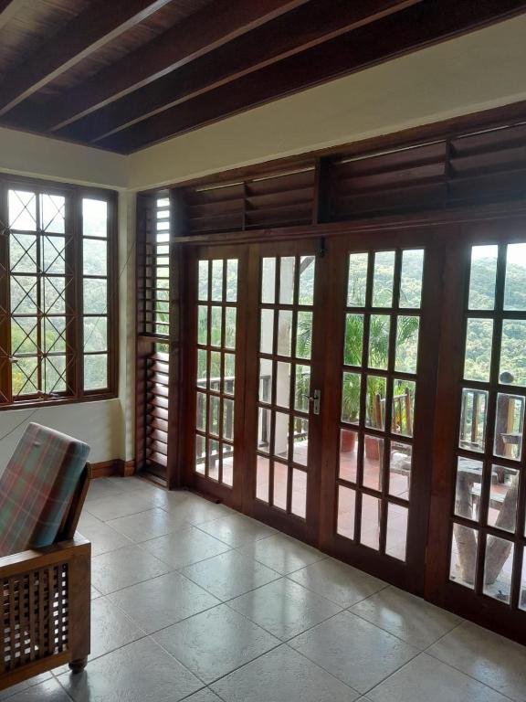 Una habitación vacía con puertas y ventanas corredizas de vidrio. en Million Dollar View- Home of Twin Peak Pitons, en Soufrière