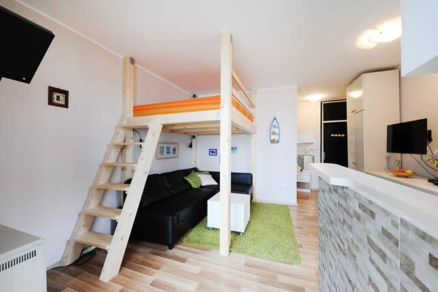 een kamer met een hoogslaper en een woonkamer bij Apartment Doris in Šibenik