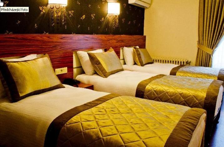 Кровать или кровати в номере Dekor Hotel