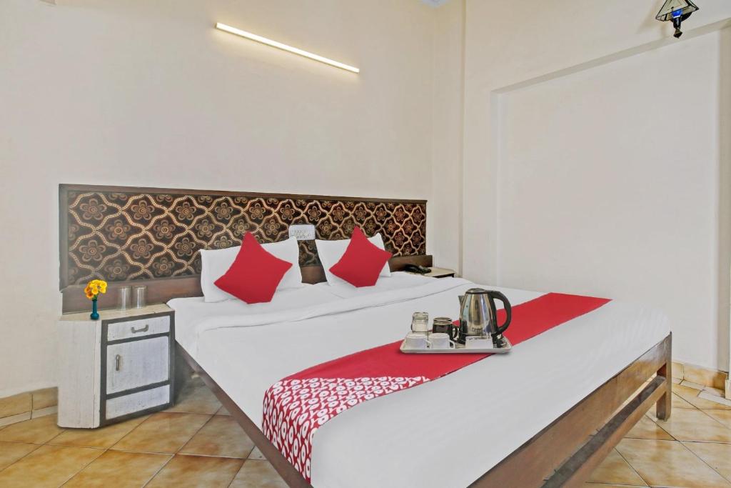 Postel nebo postele na pokoji v ubytování Hotel O Amulya Shri