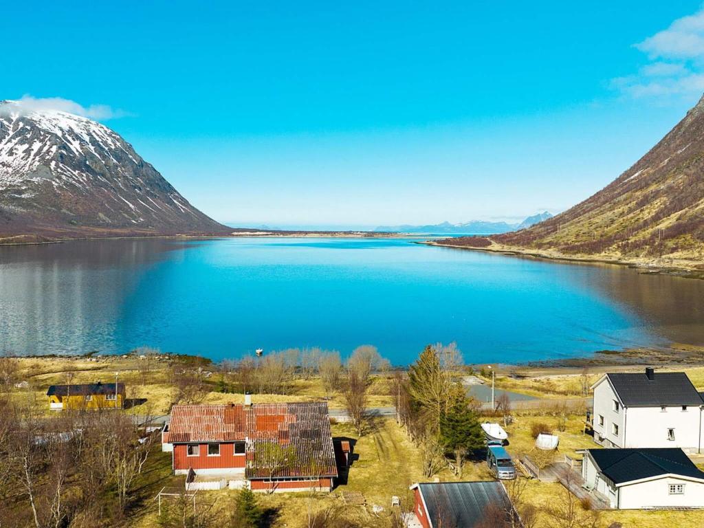 una vista di un lago con case e montagne di 6 person holiday home in LAUPSTAD-By Traum a Laupstad