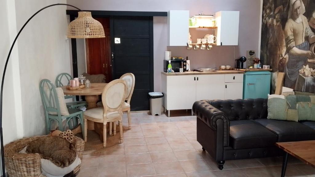 un soggiorno con un divano e un tavolo di Alojamiento Rural Ensueño Studio a Alcublas