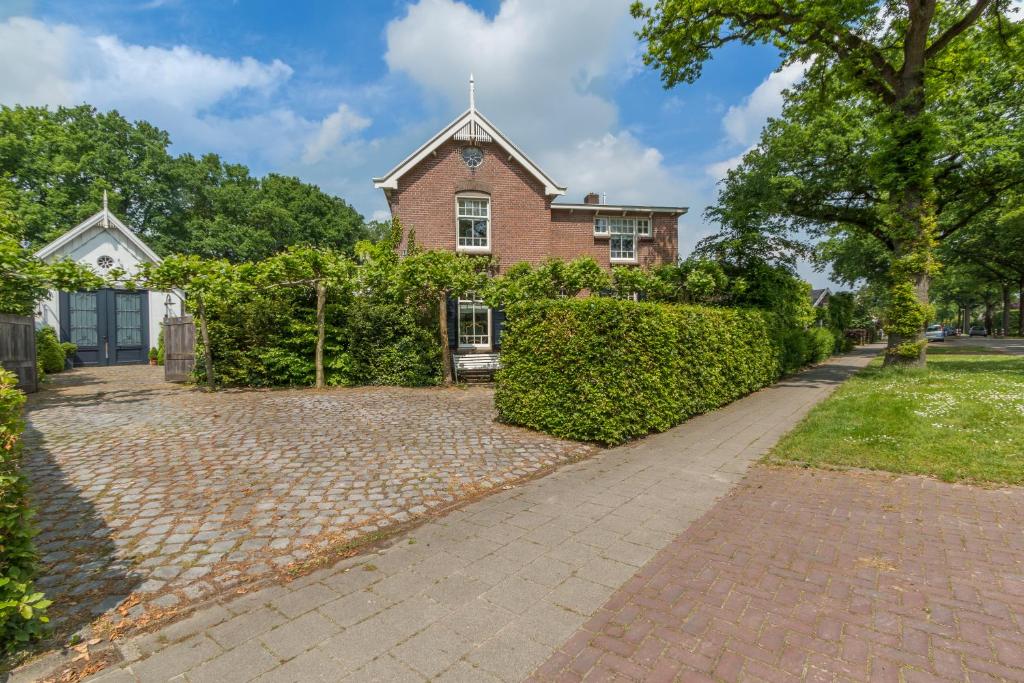 a brick house with a brick driveway at Bij Janneke in Sleeuwijk