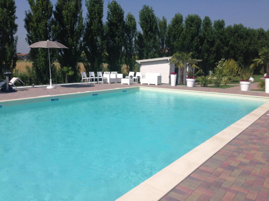 Bazén v ubytování Hotel Bussana nebo v jeho okolí