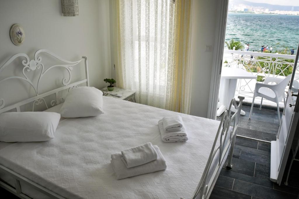 Кровать или кровати в номере Büyükada Port Hotel
