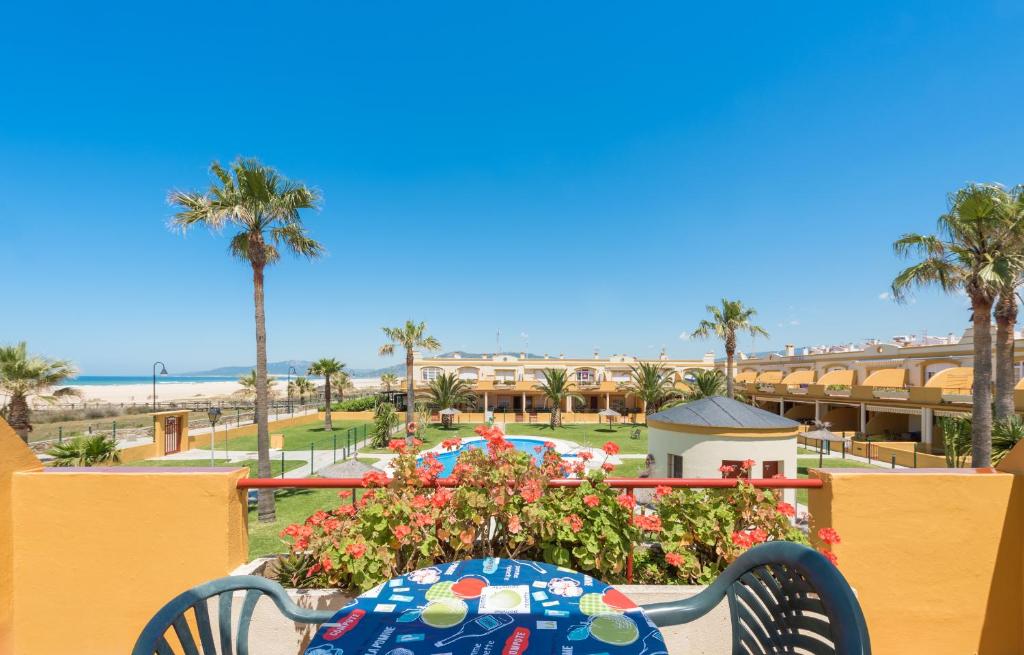 タリファにあるApartamento Tortuga Laúdのビーチを望むテーブルと椅子