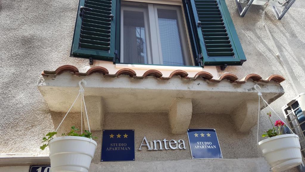 un edificio con una ventana y señales en él en Antea, en Split