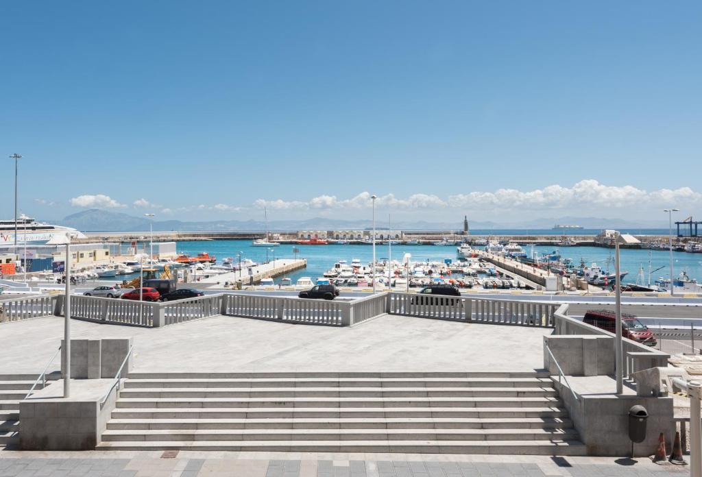 un puerto deportivo con un montón de barcos en el agua en Apartamento El Puerto Bahía, en Tarifa