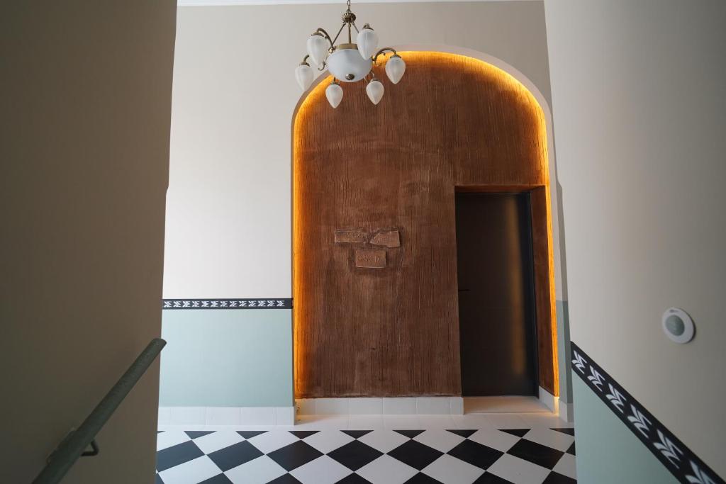 a dog house on a checkered floor at Elidon 1833 in Pančevo