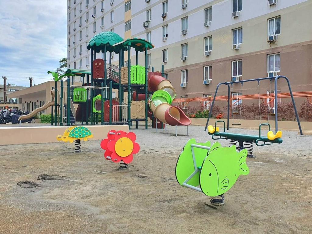 Herní místnost nebo prostor pro děti v ubytování Cozy New Studio with Free Pool- near Airport & Beaches