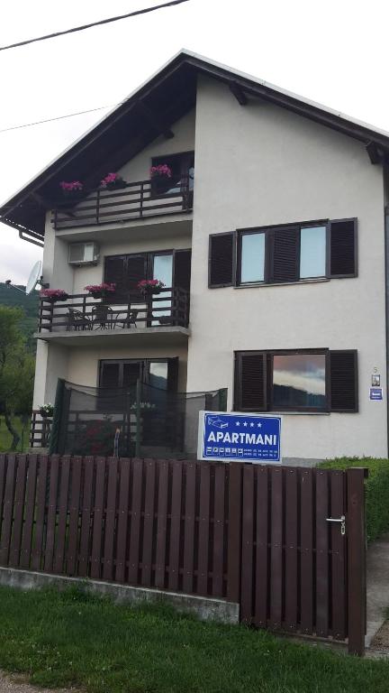 Budova, v ktorej sa apartmán nachádza