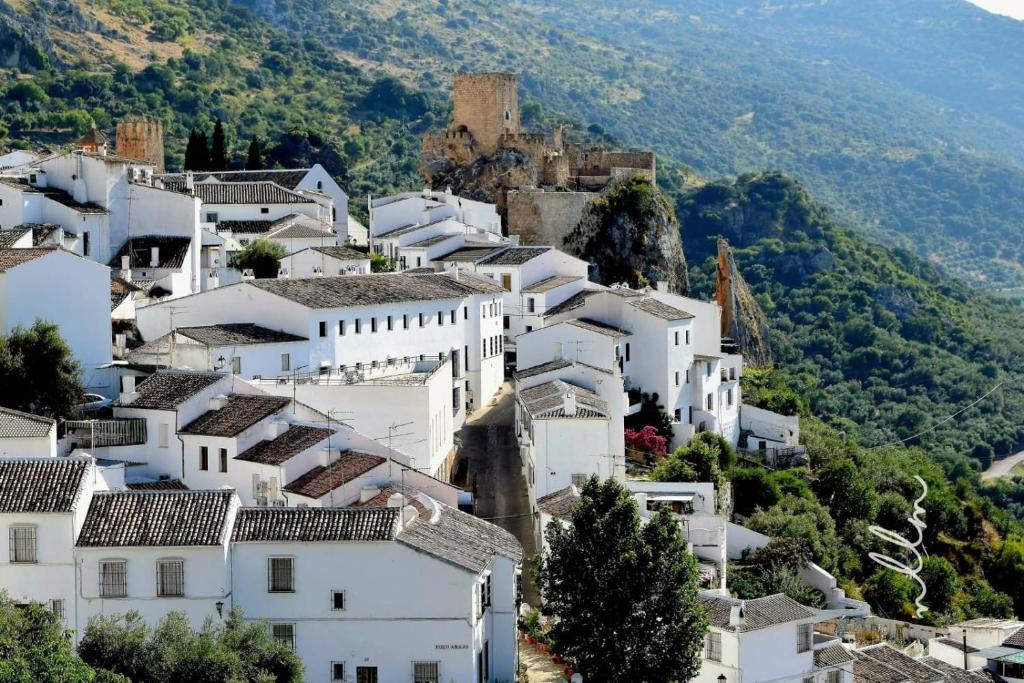 un pueblo con casas blancas en una montaña en Casa Rural El Refugio, en Zuheros