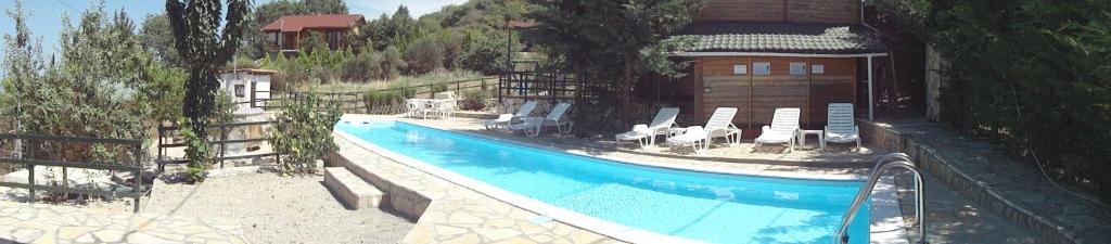 Bazén v ubytovaní Zeus-Village οικισμός φινλανδικών chalet με πισίνες & γυμναστήριο alebo v jeho blízkosti
