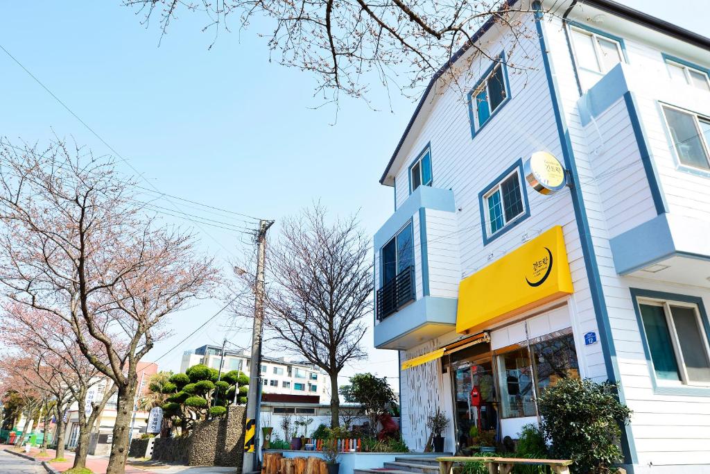 a building on the corner of a street at Ganderak Guesthouse in Jeju