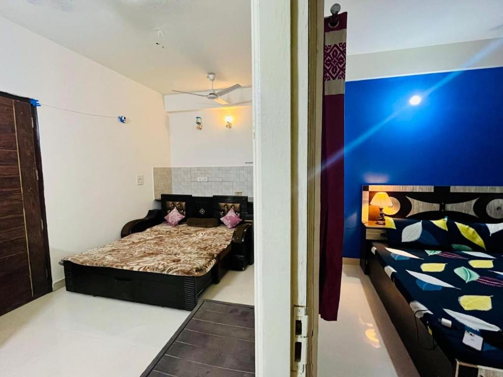 Postel nebo postele na pokoji v ubytování Paramanand maharaj marg Hare krishna orchid vrindavan dham