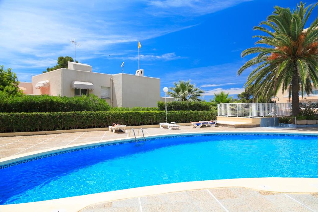 a large swimming pool in front of a house at UHC Font de Mar Apartments in Salou