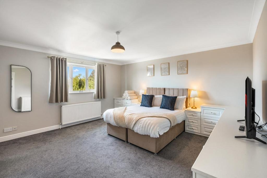 une chambre avec un lit et une télévision dans l'établissement Large House New Haven - East Sussex - Sleeps up to 10 guest - Parking - WiFi - Garden - Contractors - Families - Discounts for Long Term Bookings!, à Newhaven