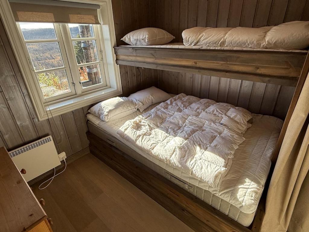 En eller flere senge i et værelse på Great cabin with gorgeous mountain views