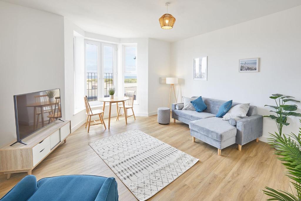Una sala de estar con un sofá y un televisor. en Glenholme Apartments with Sea Views and Balconies in Redcar North Yorkshire, en Redcar