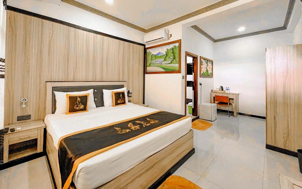 een slaapkamer met een groot bed in een kamer bij Sigiriya Kingdom Resort in Dambulla