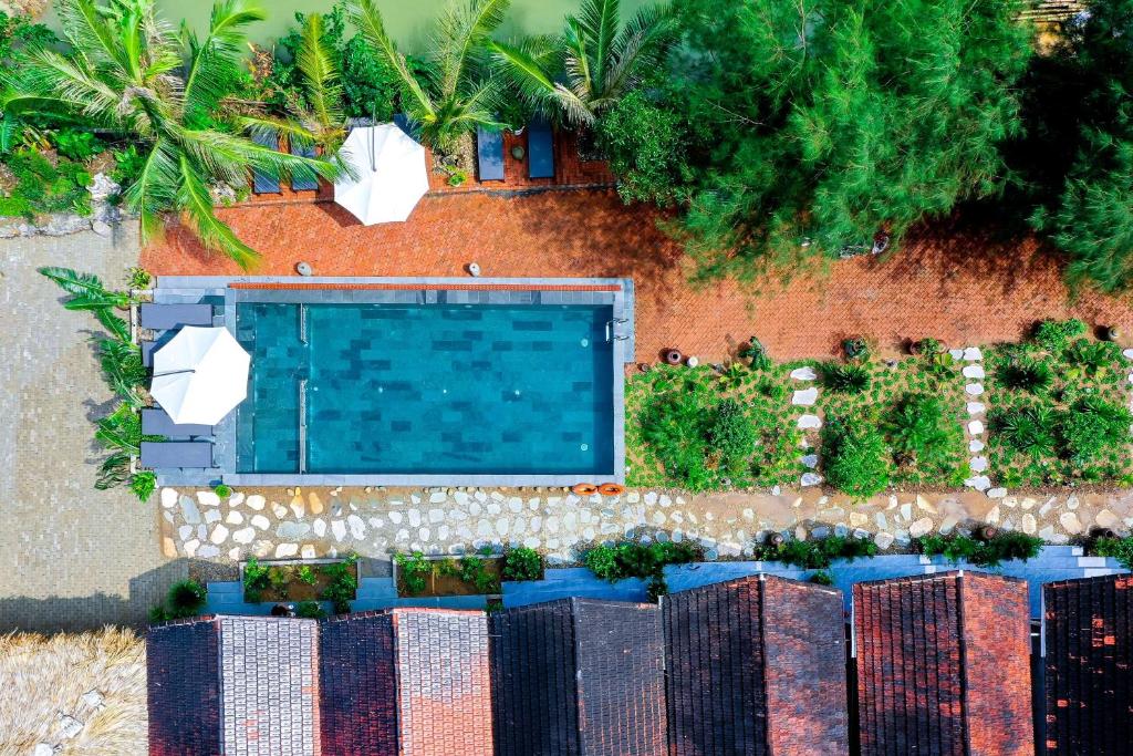 an overhead view of a swimming pool with plants at Adumi Retreat Tam Cốc in Vũ Lâm