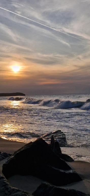un tramonto sulla spiaggia con l'oceano di Willa Nad Morzem a Władysławowo