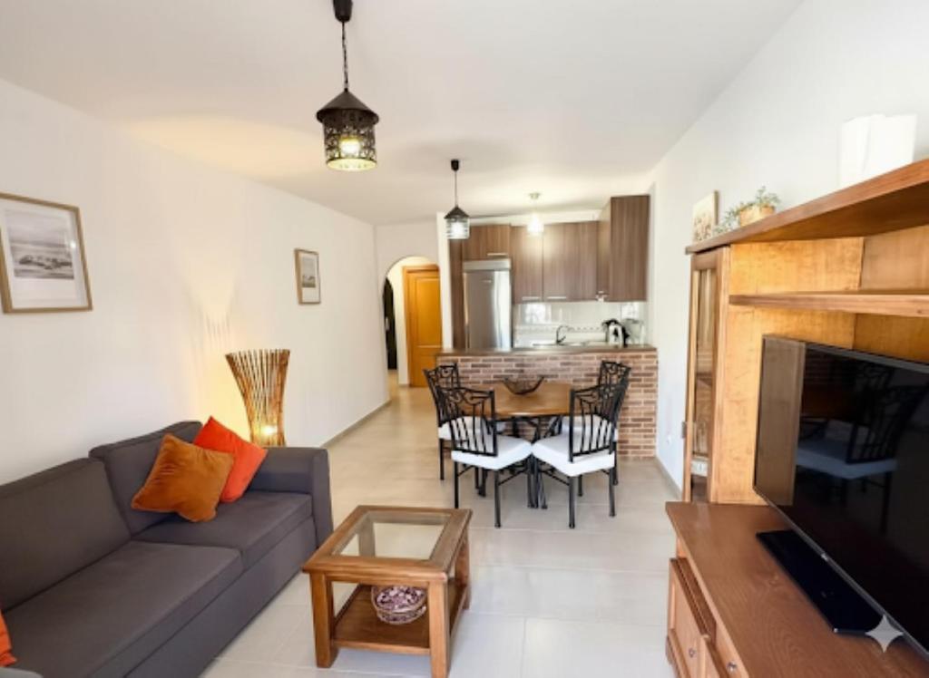 un soggiorno con un divano e un tavolo di Apto El Pinillo Confort y Sol a Torremolinos