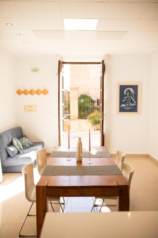 a dining room with a table and a couch at Casa Hermosamía in Vélez-Rubio