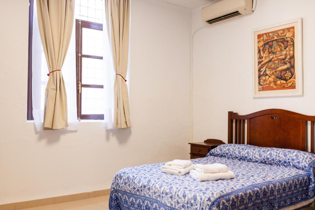 a bedroom with a bed with towels on it at Casa Hermosamía in Vélez Rubio