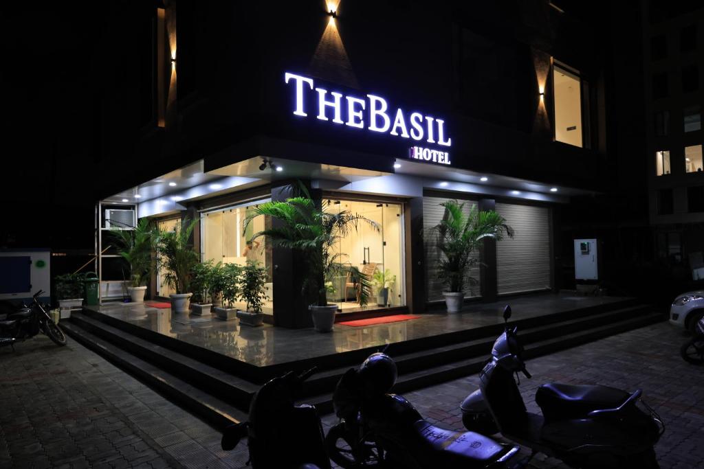 een winkel met mensen die 's avonds ervoor zitten bij The Basil Hotel in Udaipur