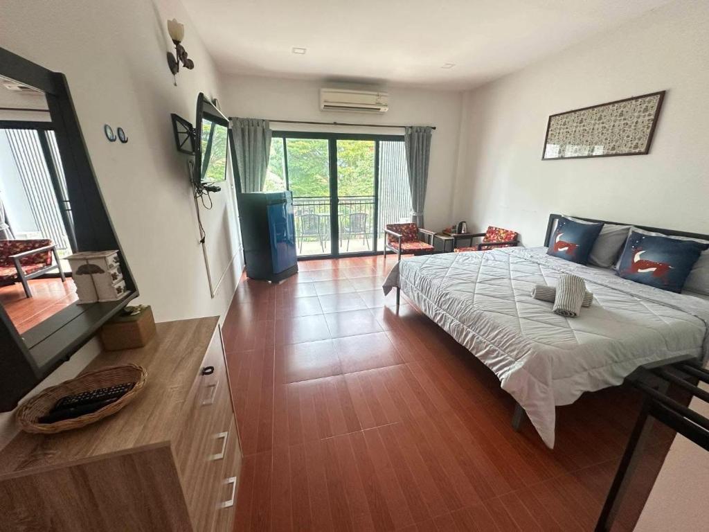 Un pat sau paturi într-o cameră la littlehousekhaoyai ลิตเติ้ลเฮาส์เขาใหญ่