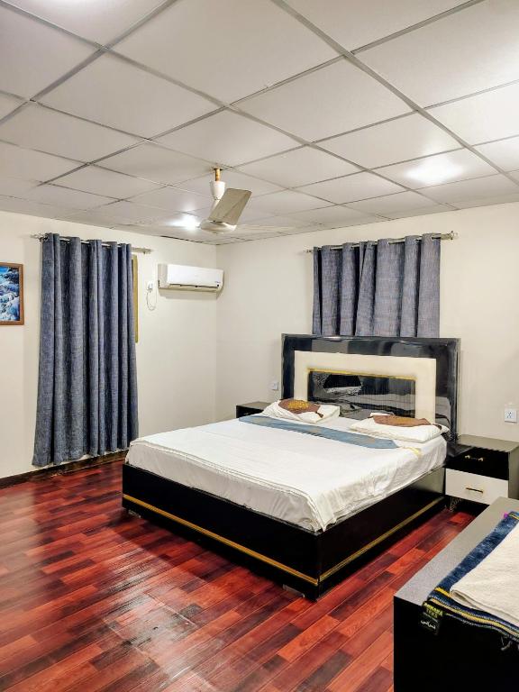 Кровать или кровати в номере Modern 2BR Apartment with AC, Terrace & Kitchen, Clifton Karachi