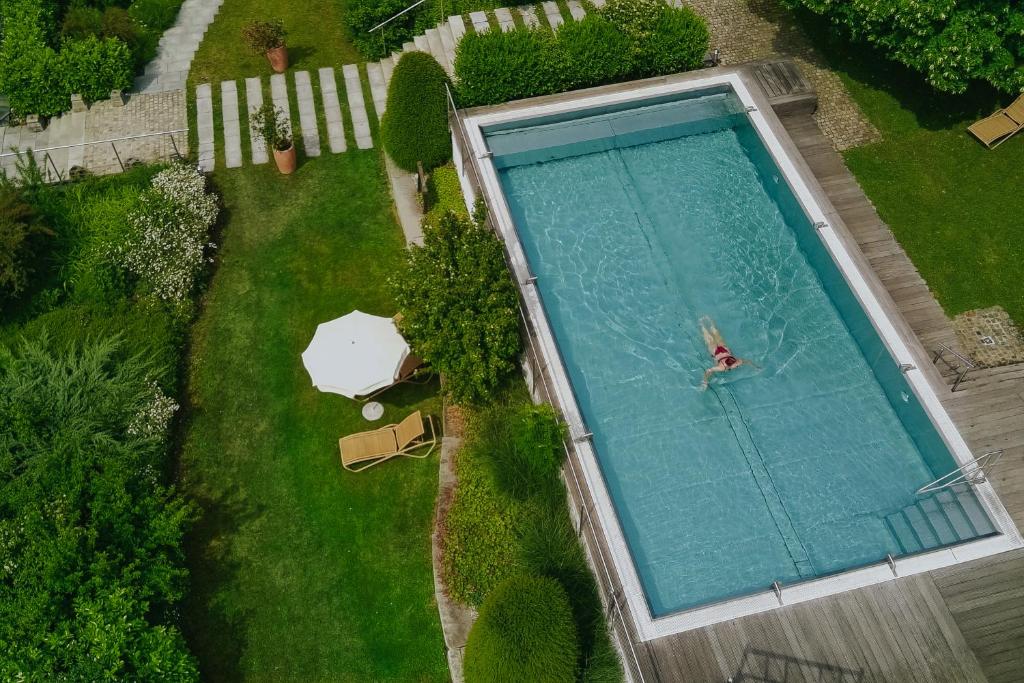 an overhead view of a swimming pool in a yard at Hotel Drei Quellen Therme in Bad Griesbach