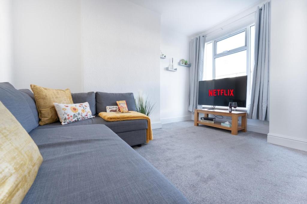 Un televizor și/sau centru de divertisment la 3 bedroom House in Runcorn Halton
